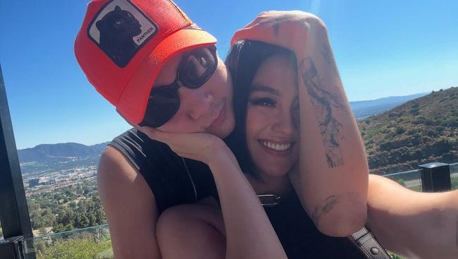 Makin Lengket, 7 Potret Agnez Mo Kerja Ditemani Kekasih Berondong Lebih Muda 13 Tahun