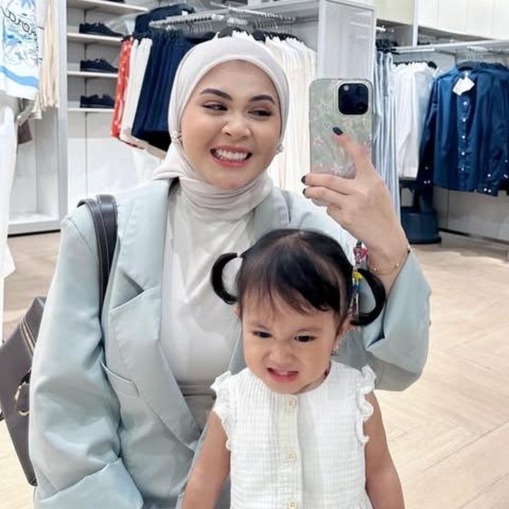 <p>Aisha anak Kesha Ratuliu juga tak kalah menggemaskan dengan gaya rambut kuncir duanya. Ditambah ekspresinya yang selalu bikin ketawa dan pintar bergaya di depan kamera. "Iiiii udh bisa mirror selfie," tulis Kesha sebagai keterangan fotonya. (Foto: dok. Instagram @kesharatuliu05)</p>