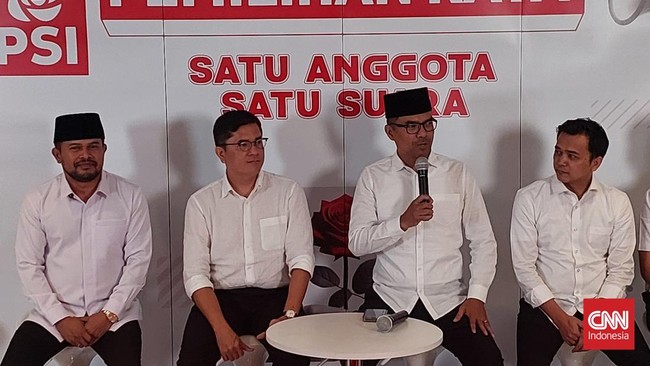 Klaim Bisa Raih Suara Menit Akhir, Bro Ron Optimistis Jadi Ketum PSI Ronald Aristone Sinaga alias Bro Ron, tetap optimistis bisa mengalahkan putra Presiden Ketujuh RI Joko Widodo, Kaesang Pangarep.
