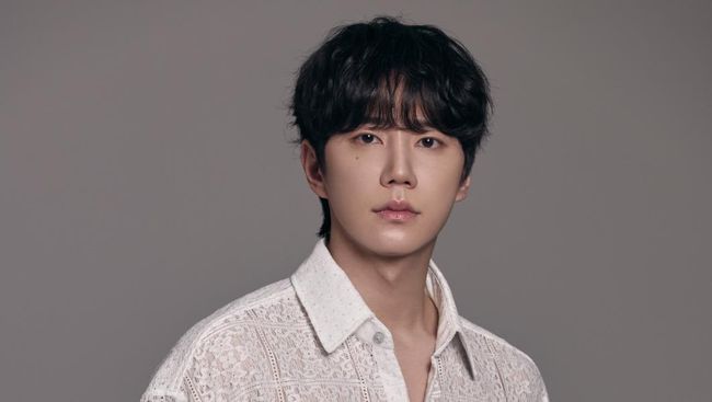 Lee Jun Young meminta maaf ke Lee Jun Hyuk usai insiden salah mengambil piala pada malam penghargaan Blue Dragon Series Awards 2025.