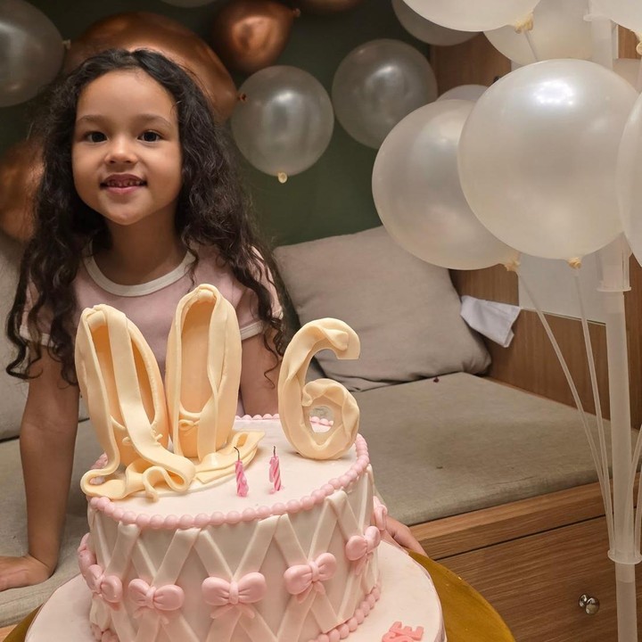 <p>Anak Dahlia Poland dan Fandy Christian, Rose juga mempunyai rambut keriting. Baru-baru ini, Rose berulang tahun yang keenam. Ia berpose sambil tersenyum ke kamera dengan gaya rambutnya yang dibiarkan terurai panjang. "Happy 6th birthday rose... tumbuh bahagia bocilll... we love you!!!" tulis Dahlia Poland sebagai keterangan fotonya. (Foto: dok. Instagram @dahliacr)</p>