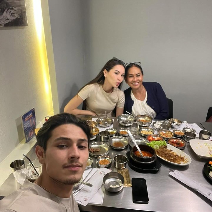 <p>Andhika dikenal memiliki hubungan yang begitu dekat dengan sang kakak. Bahkan, ia juga membagikan beberapa momen bersama Alyssa, mulai dari pengajian hingga resepsi pernikahan. (Foto: Instagram@risa_dewi)</p>