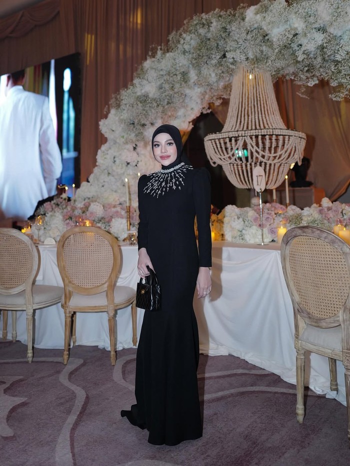 Aurel tampil memukau dalam gaun panjang model mermaid dengan detail payet perak di bagian kerah. (Aurel/Foto: instagram.com/aurelie.hermansyah)