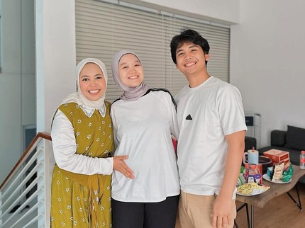 Bintang Emon Dampingi Alca Oktaviani Jalani Kelas Hypnobirthing, Intip 5 Potretnya