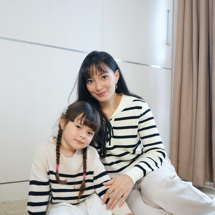 <p>Chloe Emmanuelle Van Wattimena, anak dari Asmirandah dan Jonas Rivanno juga sering tampil dengan berbagai gaya rambut menggemaskan. Terbaru, Chloe terlihat cantik dengan gaya dikepang dua dan poni pendek. Tak ketinggalan pula, Chloe menggunakan baju yang senada dengan sang Bunda. (Foto: dok. Instagram @asmirandah89)</p>