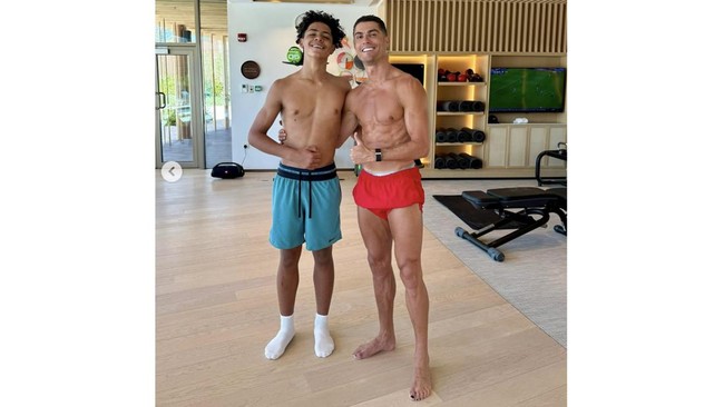 Terdapat alasan jenius di balik keputusan kapten timnas Portugal Crsitiano Ronaldo hanya mewarnai kuku jempol kaki.