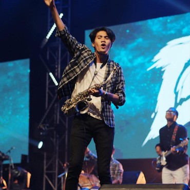 Isu Bakal Jadi Pengganti Teuku Ryan, 7 Potret Evan WMD Gandeng Tangan Ria Ricis