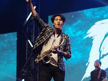 img-title Isu Bakal Jadi Pengganti Teuku Ryan, 7 Potret Evan WMD Gandeng Tangan Ria Ricis