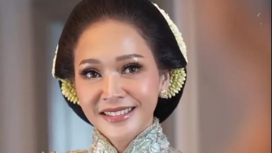 Beda gaya makeup Maia Estianty dan Mulan Jameela di akad nikah Al Ghazali&period;
