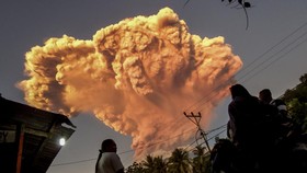 FOTO: Erupsi Lewotobi Laki hingga Dua Pesawat Haji Diteror Bom