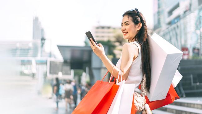 7 Ciri Kepribadian Tenang Orang Yang Suka Berbelanja Sendirian