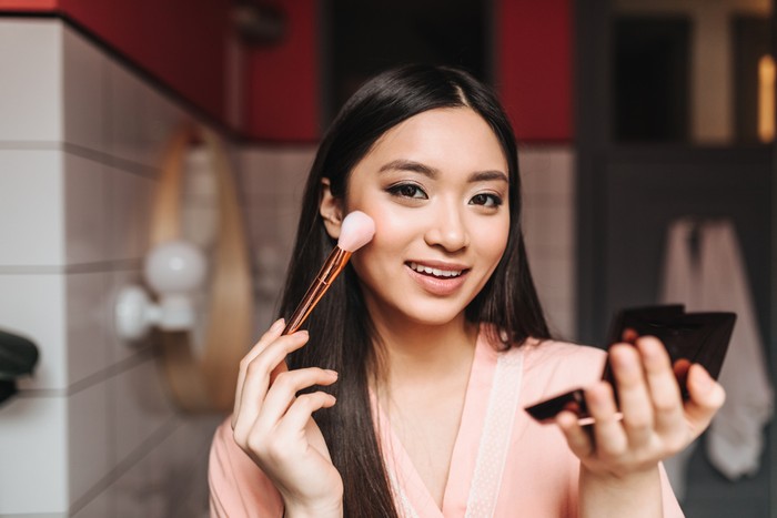 kebiasaan paling penting yang harus diikuti adalah membersihkan makeup sebelum tidur dan membersihkan wajah secara menyeluruh sebelum tidur.