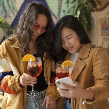 Tanpa Bicara, 6 Bahasa Tubuh Bisa Menunjukkan Kamu Orang yang Ramah