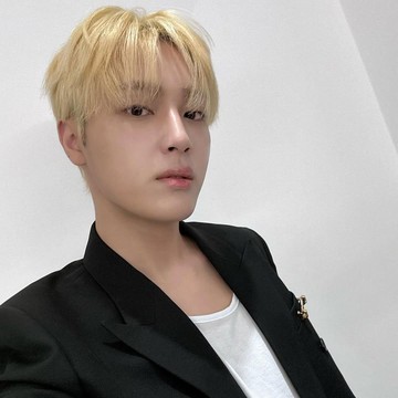 img-title Idol K-Pop Ju Haknyeon Resmi Keluar dari THE BOYZ