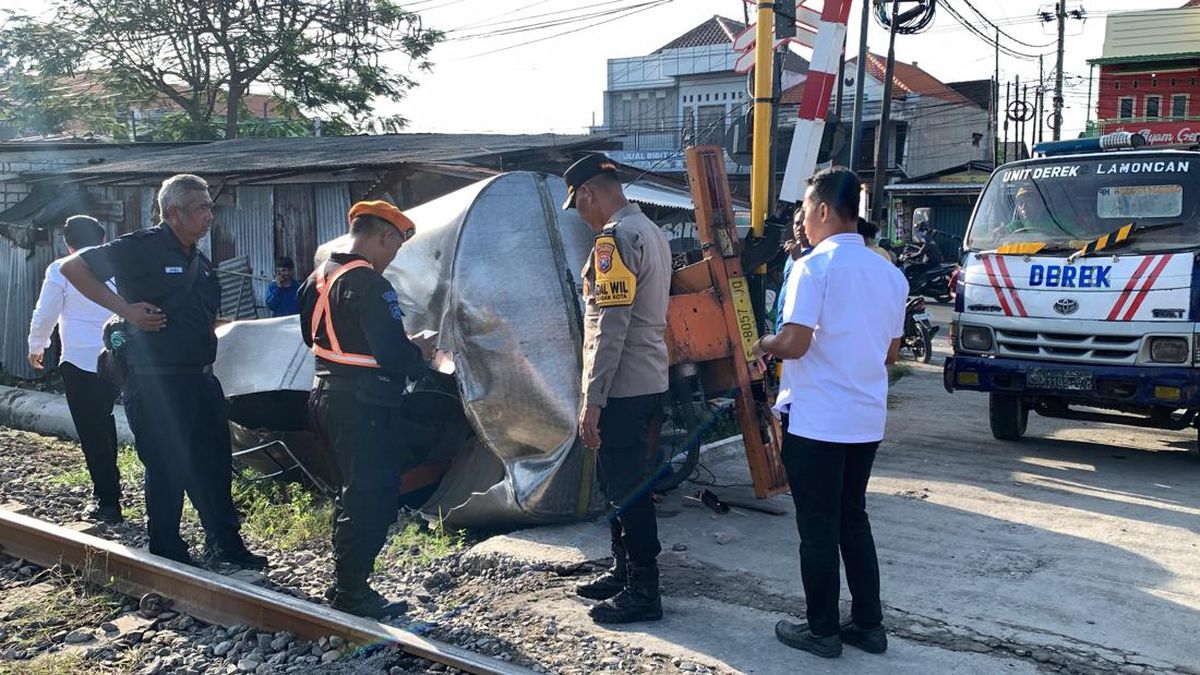 KA Ambarawa 'Seruduk' Truk Tangki yang Terobos Palang, 1 Orang Tewas