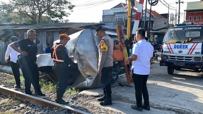 KA Ambarawa 'Seruduk' Truk Tangki yang Terobos Palang, 1 Orang Tewas Kecelakaan kereta api terjadi antara KA 265 Ambarawa jurusan Surabaya-Semarang dan truk tangki air di Lamongan, Jawa Timur, hingga menewaskan satu orang.