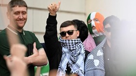 FOTO: Kneecap Didukung Warga Habis Kibarkan Bendera Hizbullah