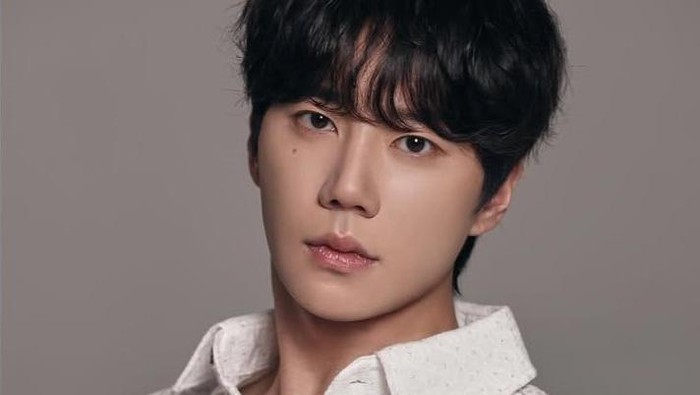 img-title Tengah Naik Daun, Lee Jun Young Umumkan Gelar Fan Meeting Scene by JUNYOUNG