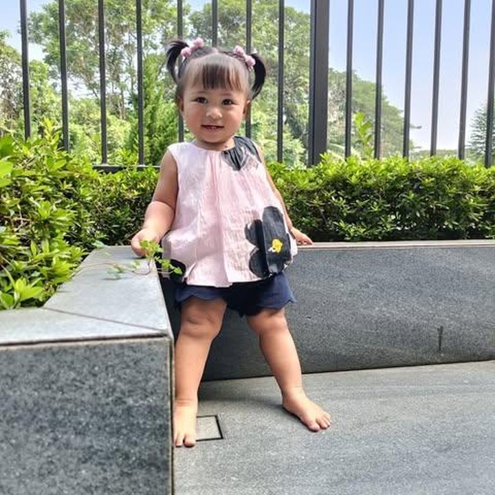 <p>Anak Raffi Ahmad dan Nagita Slavina, Lily juga kerap tampil dengan berbagai gaya ikat rambut. Namun, Lily identik dengan gaya kuncir ikat dua yang menggemaskan. "Putriku Lily," tulis Raffi dan Nagita sebagai keterangan foto. (Foto: dok. Instagram @raffinagita1717)</p>