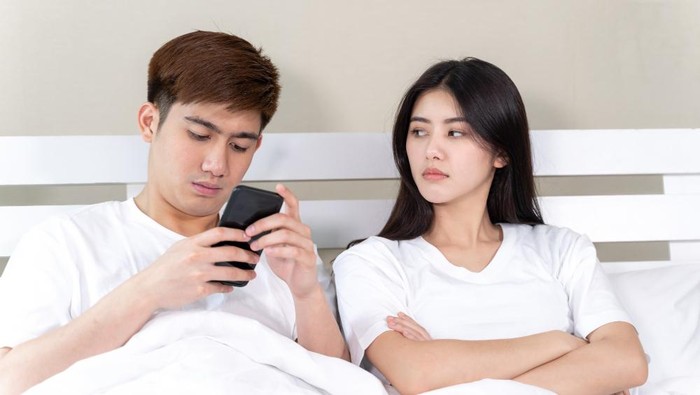 img-title Mengapa Selingkuh Terjadi Meski Pernikahan Sudah Terjalin Lama? Ini Alasannya!