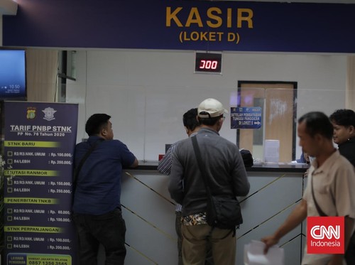Warga mengantri di Loket pelayanan perpanjangan STNK di Gedung Layanan Satu Atap Polda Metro Jaya, Jakarta, Rabu, 18 Juni 2025. (CNN Indonesia/Adhi Wicaksono)