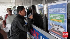 FOTO: Warga Manfaatkan Pemutihan Denda Pajak Kendaraan Jakarta