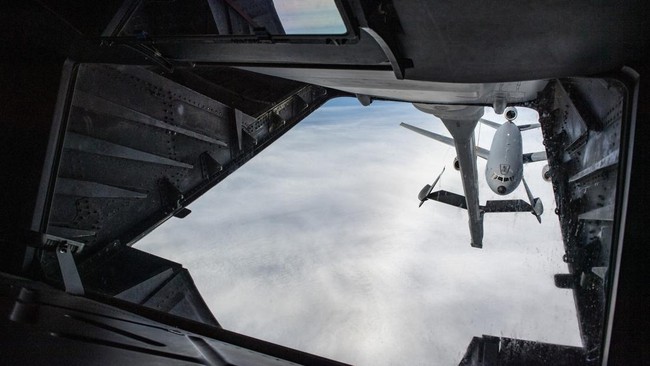 Pesawat militer Amerika Serikat (AS) lagi-lagi dilaporkan nyaris tabrakan dengan pesawat penumpang di dekat Venezuela.