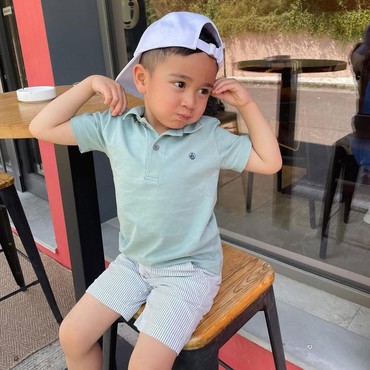 Gaya Rayyanza Putra Raffi Ahmad-Nagita Foto di Italia Ngaku Mirip Dedi Mulyadi