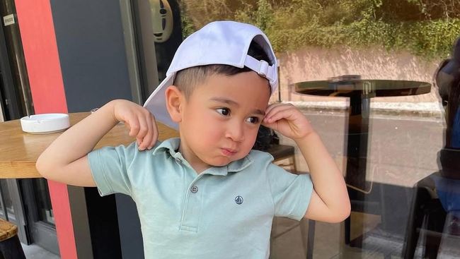 Gaya Rayyanza Putra Raffi Ahmad-Nagita Foto di Italia Ngaku Mirip Dedi Mulyadi