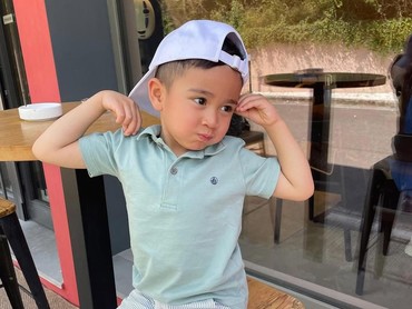 img-title Gaya Rayyanza Putra Raffi Ahmad-Nagita Foto di Italia Ngaku Mirip Dedi Mulyadi