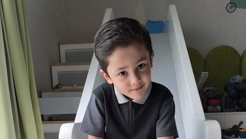 Anak Artis Tertampan di Tanah Air, 7 Potret Saka Putra Andhika Pratama dan Ussy Lulus TK
