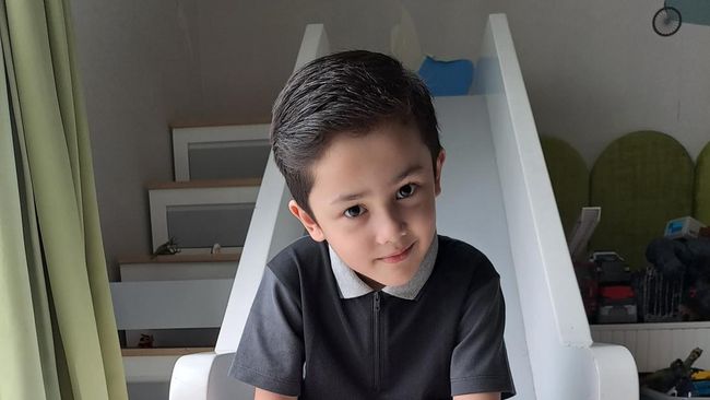 Anak Artis Tertampan di Tanah Air, 7 Potret Saka Putra Andhika Pratama dan Ussy Lulus TK