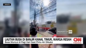 VIDEO: Semburan Air Setinggi 3 Meter di Tengah Jalan Bekasi