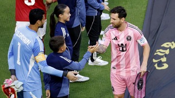 Update Eksklusif Olahraga CNN : Tingkah Kocak Bocah Tos dengan Messi, Langsung Cium Telapak Tangan