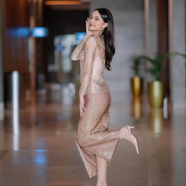 Sydney Anak Cut Tari Lulus SMA, Ini 7 Foto Wisudanya Cantik Pakai Kebaya