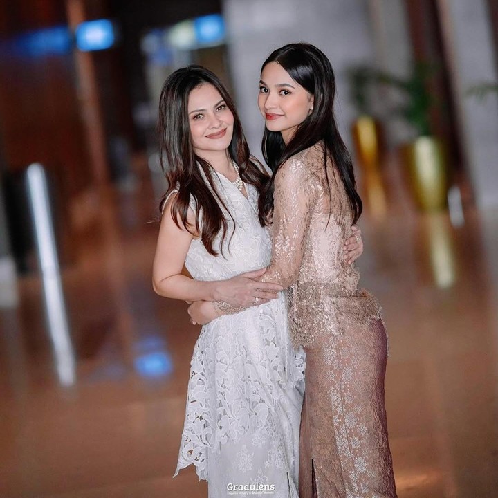 <p>Putri semata wayang presenter Cut Tary, Sydney Azkassyah Yusuf, baru saja lulus SMA. Perempuan 18 tahun ini telah menyelesaikan pendidikan SMA-nya di Mentari Intercultural School (MIS) Bintaro. (Foto: Instagram @sydneyazkassya/ @cuttaryofficial)</p>