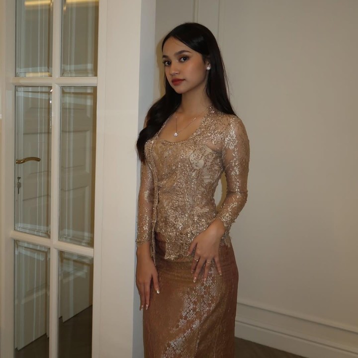 <p>Di hari wisuda kelulusannya, Sydney tampil anggun mengenakan kebaya payet berwarna cokelat muda yang dipadukan dengan kain batik modern berbalut motif keemasan. Sydney juga terlihat flawless dengan makeup yang effortless. (Foto: Instagram @sydneyazkassya/ @cuttaryofficial)</p>