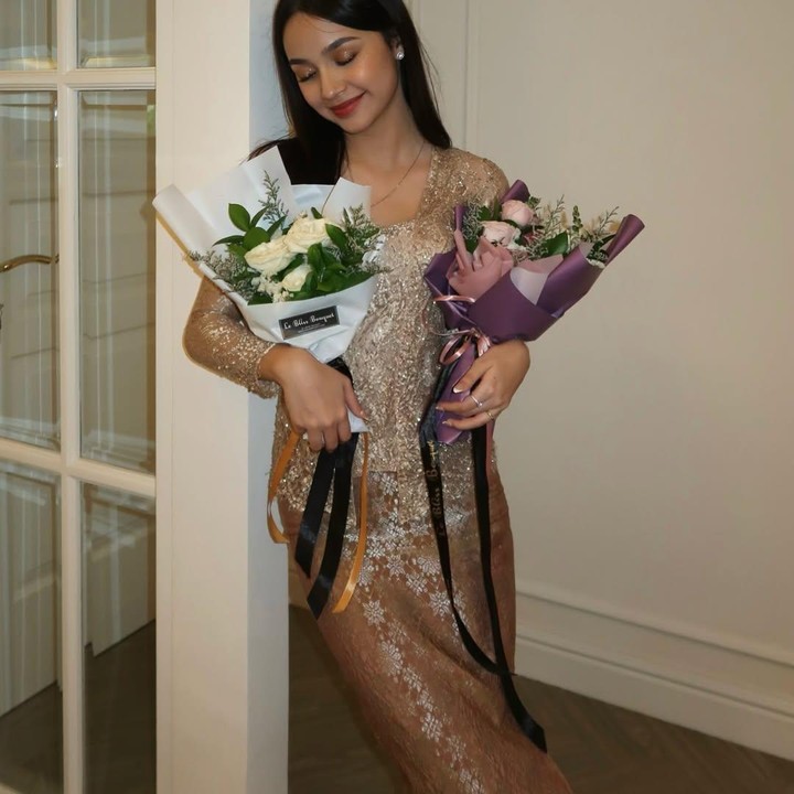<p>Cut Tary mengaku bahagia sekaligus bangga dengan pencapaian sang putri di bidang pendidikan. Perempuan 47 tahun ini berharap Sydney mendapatkan yang terbaik di masa depannya. "Sebagai ibumu, aku telah melihat komitmen dan kerja keras kamu selama ini, dan lihatlah dirimu sekarang, sudah lulus! Aku sangat bangga padamu. Semoga masa depanmu cerah dan indah. Aku mencintaimu Sydney dan selamat atas tonggak pencapaian kamu!" tulisnya di Instagram. (Foto: Instagram @sydneyazkassya/ @cuttaryofficial)</p>
