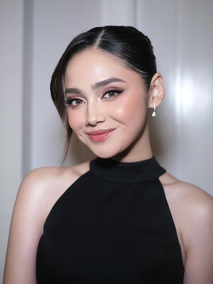 Syifa Hadju tampil memukau dengan gaya simpel. Halter neck dress hitam dengan detail drape dan ekor panjang sukses bikin look-nya stand out. (Syifa/Foto: instagram.com/rhay_david)