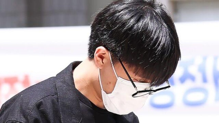 Taeil eks NCT menghadiri sidang kasus pemerkosaan yang dilakukan bersama dua orang temannya. Taeil eks NCT menghadiri sidang kasus pemerkosaan yang dilakukan bersama dua orang temannya.
