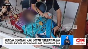 VIDEO: Hendak Sekolah, Kaki Bocah Terjepit Pagar