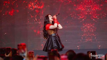Gaya Tiara Andini Tampil Memukau di Panggung dengan Outfit Merah-Hitam