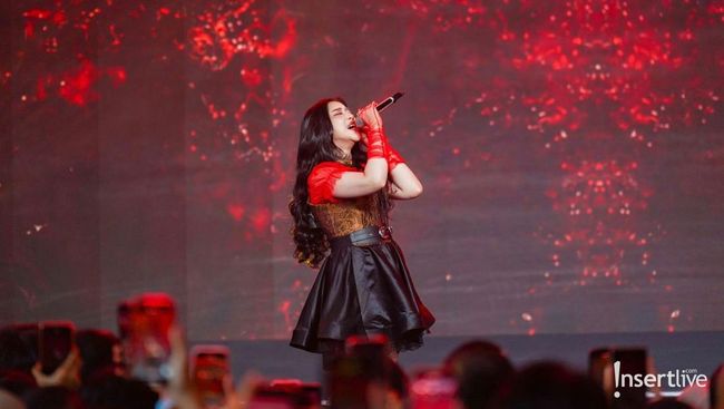 Gaya Tiara Andini Tampil Memukau di Panggung dengan Outfit Merah-Hitam