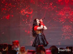 Gaya Tiara Andini Tampil Memukau di Panggung dengan Outfit Merah-Hitam