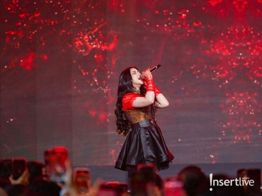 img-title Gaya Tiara Andini Tampil Memukau di Panggung dengan Outfit Merah-Hitam
