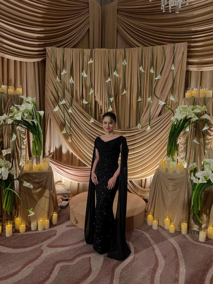 Tissa mengenakan gaun berkerah v-neck yang dihiasi aksen selendang panjang menjuntai di satu sisi bahu, memberi sentuhan elegan yang unik pada penampilannya. (Tissa/Foto: instagram.com/tissabiani)