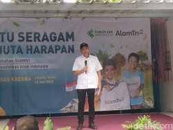 Wamensos Bagikan Seragam Sekolah untuk 10 Ribu Siswa: Semua Harus Sekolah