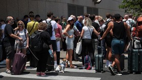 FOTO: Ramai Warga Asing Kabur dari Tel Aviv Imbas Perang Iran-Israel