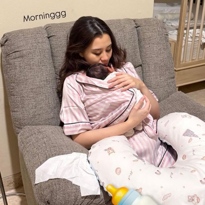 <p>Aaliyah Massaid baru saja melahirkan bayi laki-laki yang tampan pada 12 Juni 2025. Si Kecil diberi nama Ahmad Arash Omara Thariq ini dilahirkan melalui operasi caesar. Foto: Instagram @aaliyah.massaid</p>