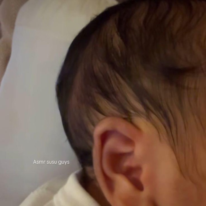 <p>Aaliyah tampak begitu menikmati masa-masanya sebagai ibu menyusui. Ia kerap membagikan foto Si Kecil yang wajahnya masih disembunyikan. Namun, ia sempat membagikan satu angle Si Kecil saat sedang menyusu beserta suaranya, "ASMR susu guys," tulisnya. Foto: Instagram @aaliyah.massaid</p>
